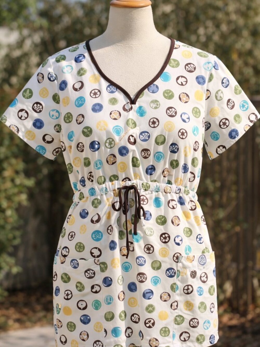 Cherokee Studio Peace Sign Scrub Top XL White Multicolor V-Neck